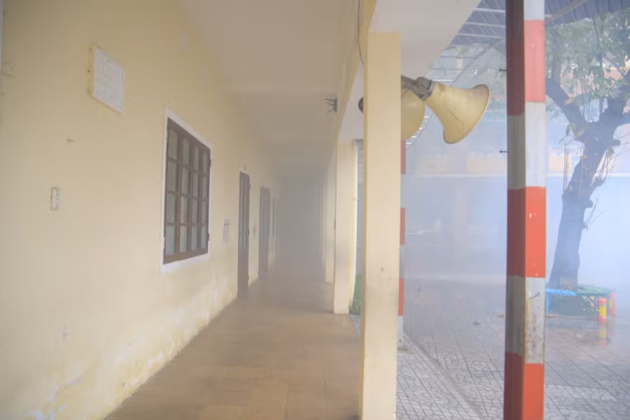 Khói mù mịt do đám cháy bùng phát nhanh và lan rộng dữ dội.