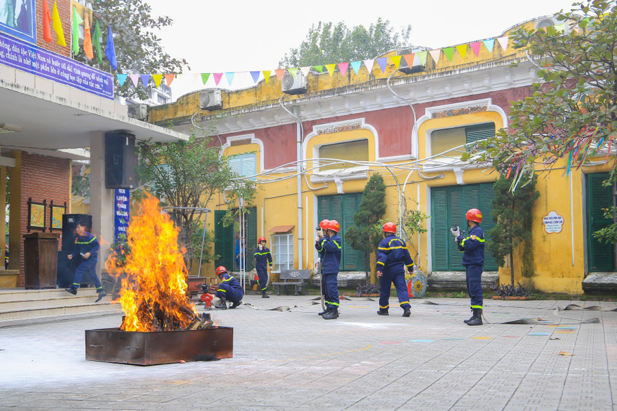 Lực lượng Cảnh sát PCCC có mặt, chuẩn bị phương án chữa cháy. Lực lượng Cảnh sát PCCC có mặt, chuẩn bị phương án chữa cháy.