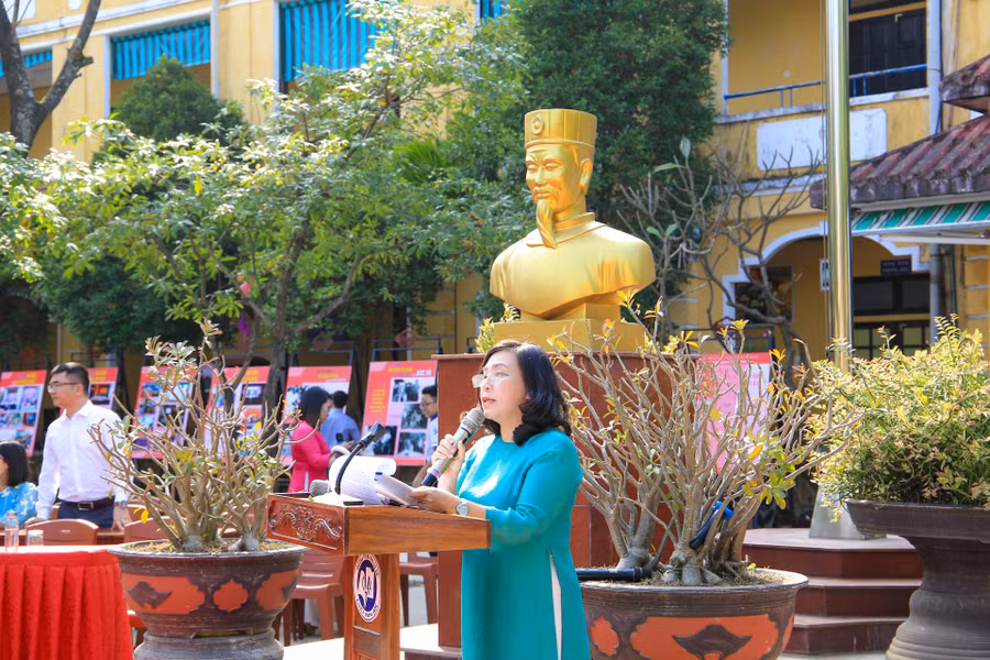Bà Lê Thùy Chi – Giám đốc Bảo tàng Hồ Chí Minh tỉnh Thừa Thiên Huế phát biểu tại chương trình.