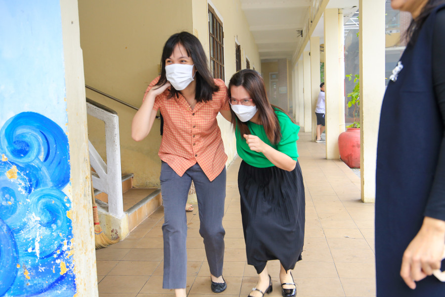 Nhiều người bị thương, ngạt khói được các đồng nghiệp hỗ trợ thoát khỏi đám cháy. Nhiều người bị thương, ngạt khói được các đồng nghiệp hỗ trợ thoát khỏi đám cháy.