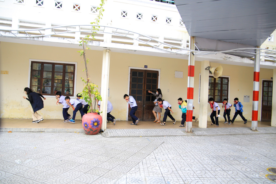 Khi có đám cháy xảy ra, các giáo viên nhanh chóng hướng dẫn các em học sinh thoát nạn. Khi có đám cháy xảy ra, các giáo viên nhanh chóng hướng dẫn các em học sinh thoát nạn.