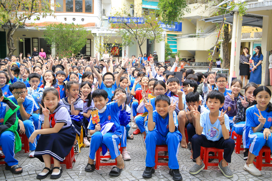 Rất đông học sinh hào hứng, chú ý theo dõi diễn biến buổi thực tập. Rất đông học sinh hào hứng, chú ý theo dõi diễn biến buổi thực tập.