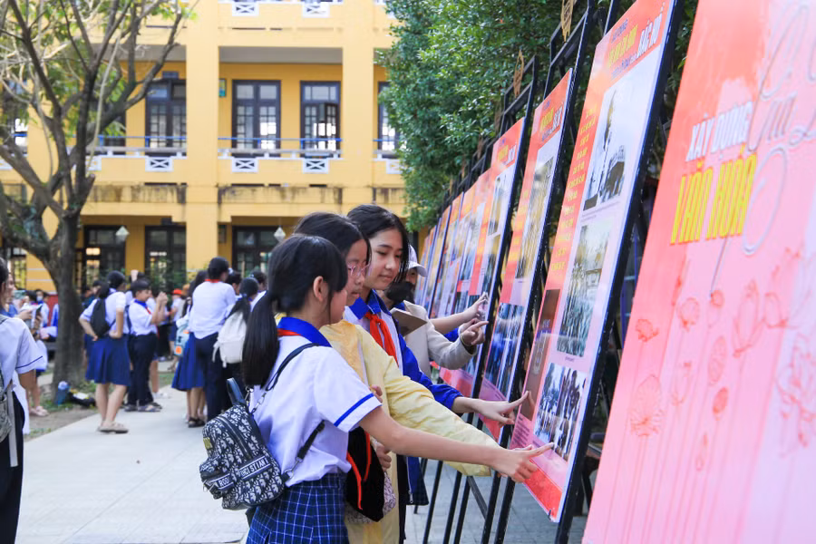 Hoạt động giúp cho học sinh tìm hiểu sâu hơn về thân thế và sự nghiệp của Chủ tịch Hồ Chí Minh.