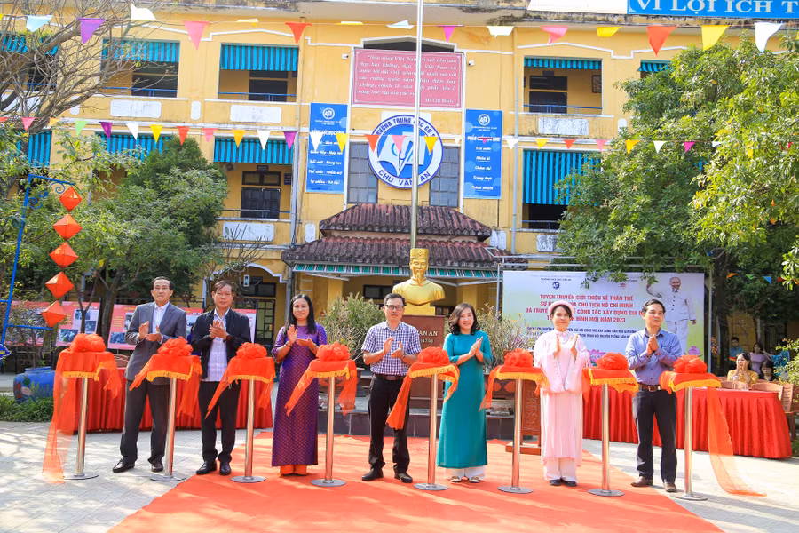 Các đại biểu cắt băng khai mạc hoạt động.