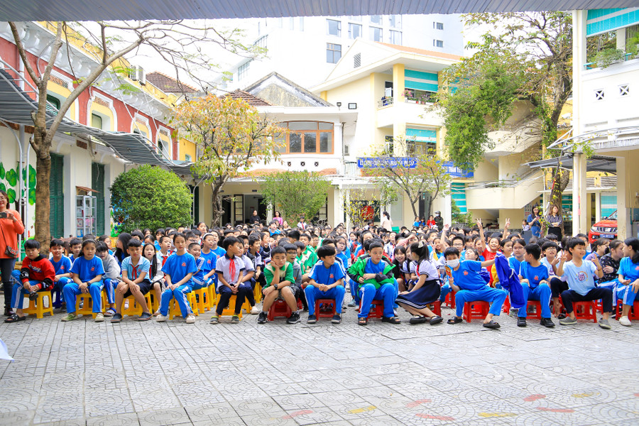 Hàng trăm học sinh chăm chú theo dõi diễn biến buổi thực tập. Hàng trăm học sinh chăm chú theo dõi diễn biến buổi thực tập.