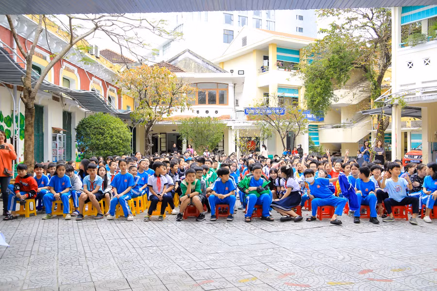 Hàng trăm học sinh chăm chú theo dõi diễn biến buổi thực tập.