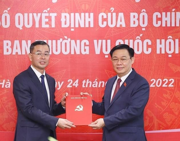 Chủ tịch Quốc hội Vương Đình Huệ đến dự hội nghị và trao quyết định cho ông Ngô Văn Tuấn. Ảnh: M.H.