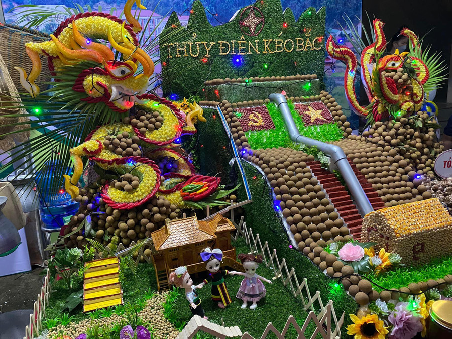 Cận cảnh nhãn được trang trí thành mô hình thuỷ điện rất ấn tượng tại ngày hội nhãn Sông Mã năm 2022. Cận cảnh nhãn được trang trí thành mô hình thuỷ điện rất ấn tượng tại ngày hội nhãn Sông Mã năm 2022.