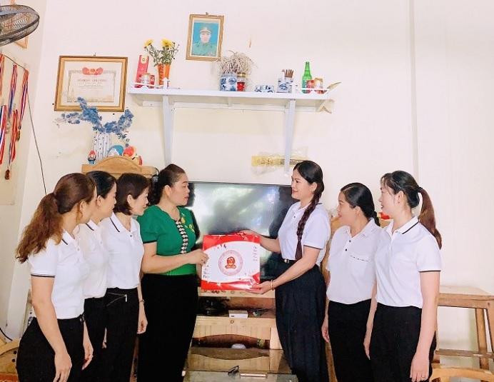 Giáo viên trường mầm non Ban Mai Huổi Một tổ chức thăm hỏi, tặng quà giáo viên - thân nhân của liệt sỹ. Giáo viên trường mầm non Ban Mai Huổi Một tổ chức thăm hỏi, tặng quà giáo viên - thân nhân của liệt sỹ.