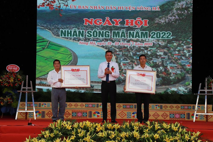 Ông Nguyễn Thành Công, Phó Chủ tịch UBND tỉnh Sơn La trao Quyết định công nhận làng nghề chế biến long nhãn cho bản Hải Sơn và Hồng Nam thuộc xã Chiềng Khoong. Ông Nguyễn Thành Công, Phó Chủ tịch UBND tỉnh Sơn La trao Quyết định công nhận làng nghề chế biến long nhãn cho bản Hải Sơn và Hồng Nam thuộc xã Chiềng Khoong.