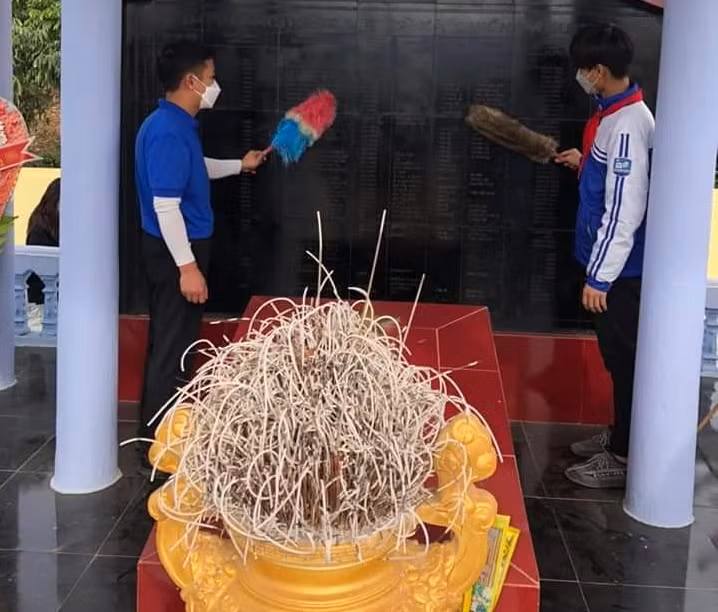 Giáo viên và học sinh huyện Sông Mã dọn dẹp vệ sinh đài tượng niệm các anh hùng liệt sỹ.
