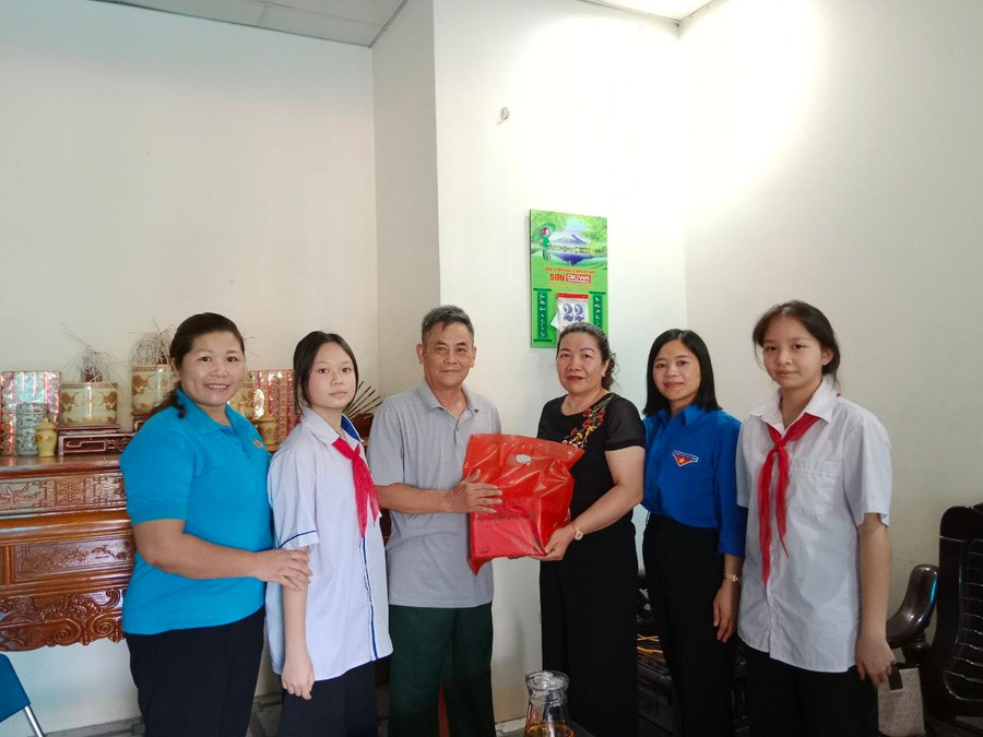 Cô giáo Lò Thị Lả, Hiệu trưởng Trường THCS thị trấn Sông Mã Cô giáo Lò Thị Lả, Hiệu trưởng Trường THCS thị trấn Sông Mã