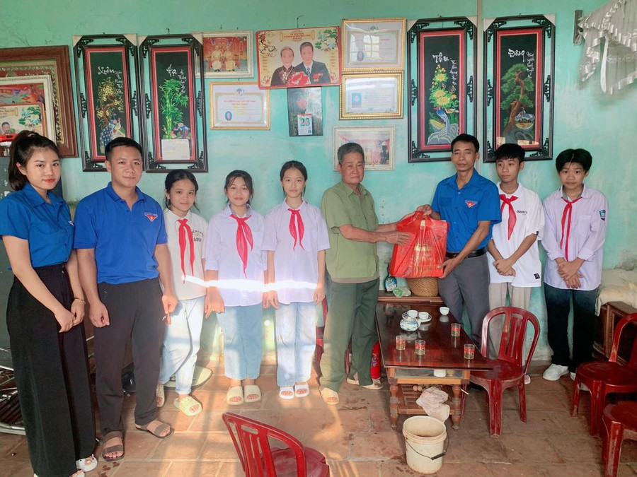 Giáo viên, học sinh Trường tiểu học THCS xã Chiềng Khương thăm hỏi tặng quà gia đình chính sách trên địa bàn xã. Giáo viên, học sinh Trường tiểu học THCS xã Chiềng Khương thăm hỏi tặng quà gia đình chính sách trên địa bàn xã.