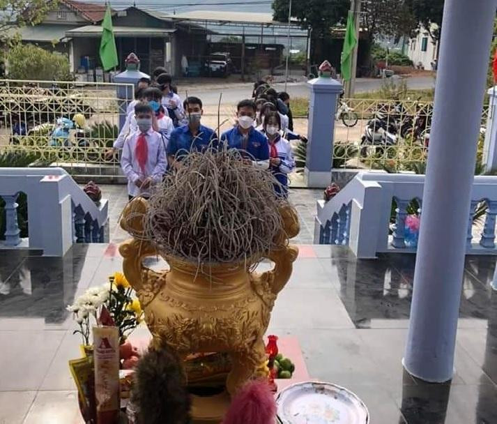 Trường THCS Chiềng Khương, huyện Sông Mã dâng hương tại đài tưởng niệm các anh hùng liệt sỹ. Trường THCS Chiềng Khương, huyện Sông Mã dâng hương tại đài tưởng niệm các anh hùng liệt sỹ.