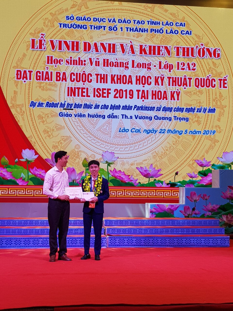 Công ty TNHH Thương mại Tân Hưng tặng Vũ Hoàng Long 50 triệu đồng Công ty TNHH Thương mại Tân Hưng tặng Vũ Hoàng Long 50 triệu đồng