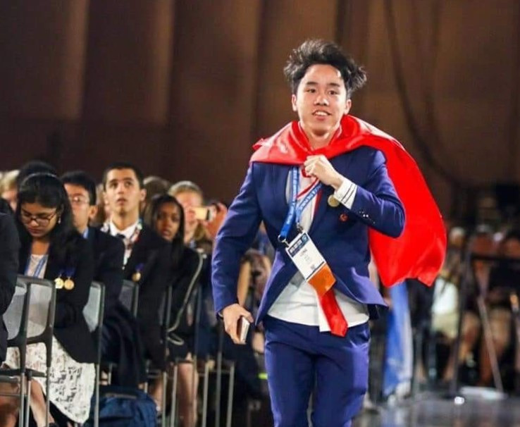 Vũ Hoàng Long tự hào khoác cờ Tổ quốc lên nhận giải Ba tại Intel ISEF 2019 tại Mỹ Vũ Hoàng Long tự hào khoác cờ Tổ quốc lên nhận giải Ba tại Intel ISEF 2019 tại Mỹ