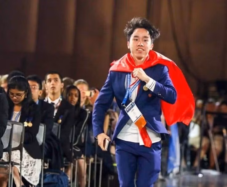 Vũ Hoàng Long tự hào khoác cờ Tổ quốc lên nhận giải Ba tại Intel ISEF 2019 tại Mỹ