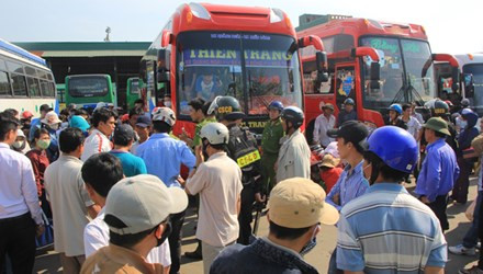 Nhà xe nợ nần, hành khách mắc kẹt trong nắng nóng ảnh 1 Chuyến xe khách Quảng Ngãi – TPHCM buộc phải nằm chờ tại bến suốt 3 giờ đồng hồ do tranh chấp giữa hai bên. Ảnh: Ngô Tùng.
