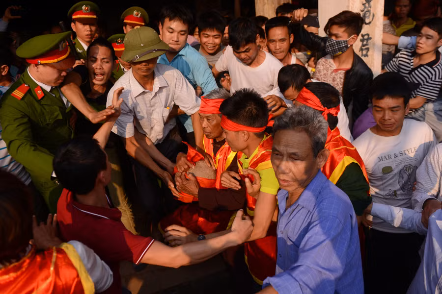 Tuy nhiên, hình thức cướp phết bị biến tướng nhiều. Trong các năm qua, mỗi lần tổ chức, lễ hội thường xuất hiện cảnh giẫm đạp đến mức bạo lực của nhiều thanh niên. Do vậy, năm nay, ban tổ chức tiếp tục cho bảo vệ nghiêm ngặt với sự tham gia của các lực lượng công an huyện, xã.