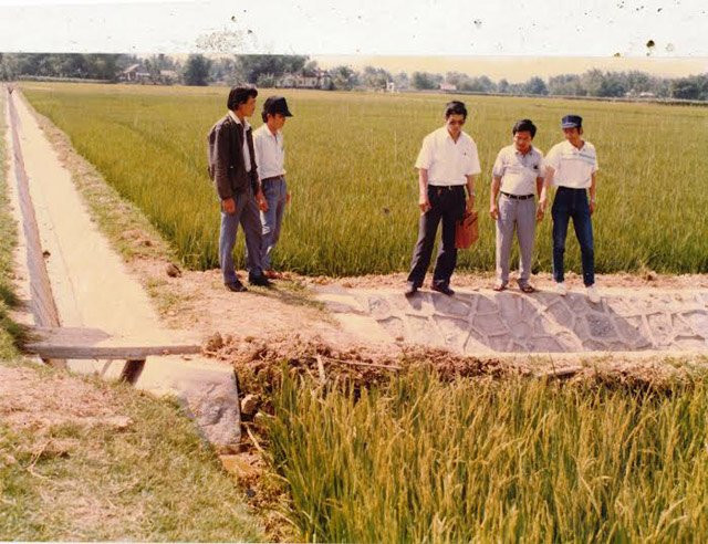 Cấp dưới đứng bờ, còn ông Bá Thanh tụt dép… lội ruộng - 1