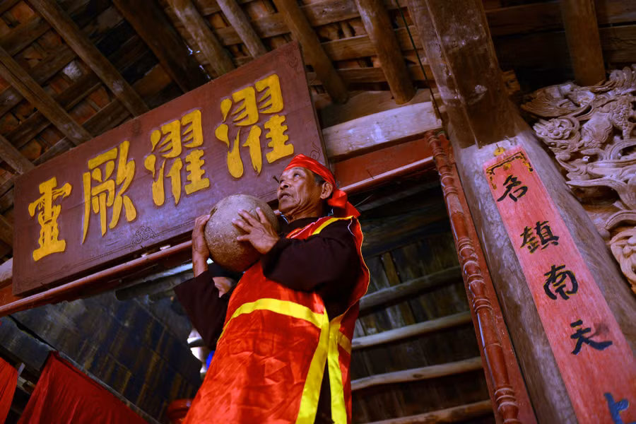 Trước khi màn cướp phết bắt đầu, một lễ tế bốn vị tướng do các bô lão trong làng làm chủ diễn ra.