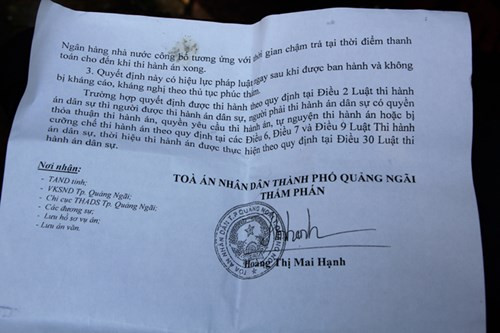 Nhà xe nợ nần, hành khách mắc kẹt trong nắng nóng ảnh 5 Nhà xe nợ nần, hành khách mắc kẹt trong nắng nóng - ảnh 4