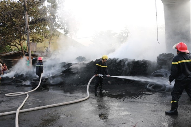 Hiện trường vụ cháy kho phế liệu chứa lốp xe.