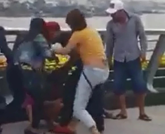 Đôi nam nữ bị đánh hội đồng do nghi ăn trộm