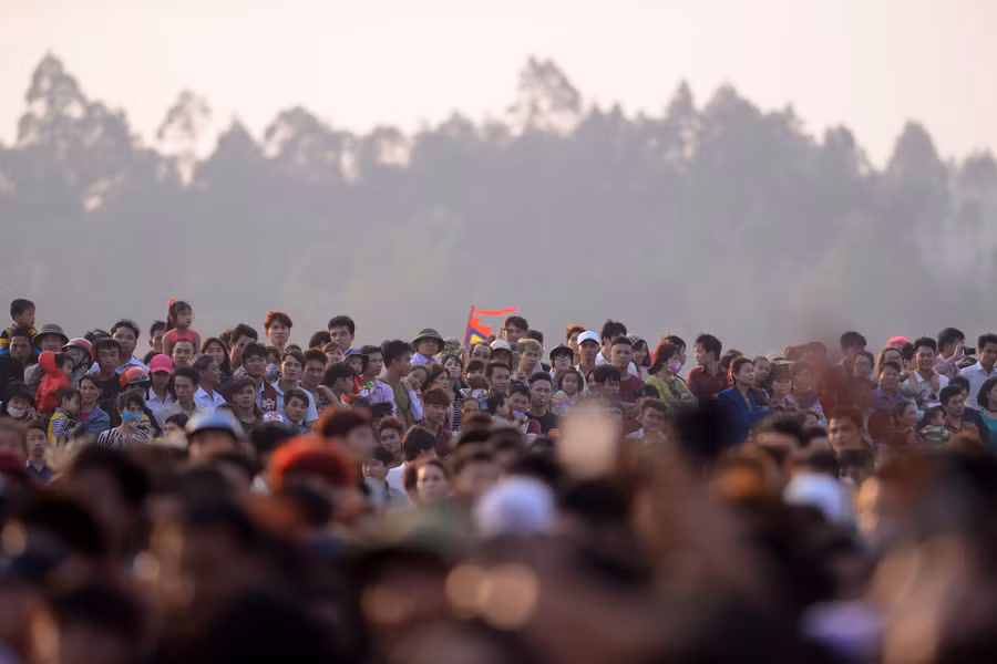 Hàng nghìn người dân các làng xung quanh và du khách thập phương kéo đến xem.