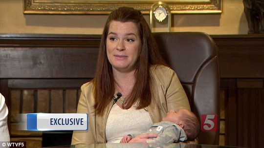 Tá hỏa bác sĩ cắt nhầm da lưỡi bé sơ sinh khỏe mạnh ảnh 1 Hai mẹ con bé Nate. Ảnh: Daily Mail