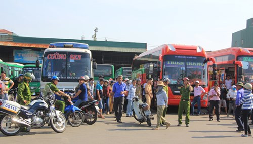 Nhà xe nợ nần, hành khách mắc kẹt trong nắng nóng ảnh 2 Nhà xe nợ nần, hành khách mắc kẹt trong nắng nóng - ảnh 1