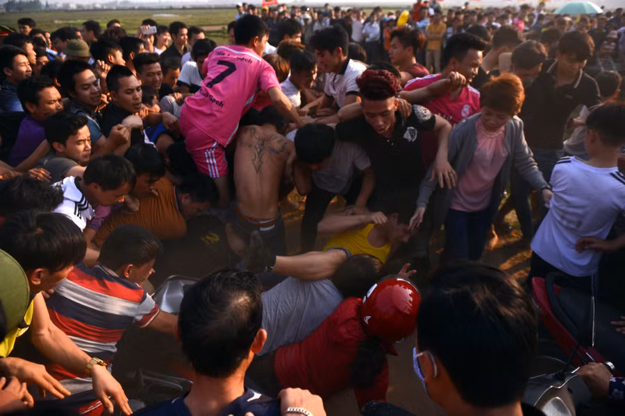 Đám thanh niên cướp phết đi đến đâu, xe cộ hàng quán bị tàn phá đến đó, người và xe dọc đường ngã dúi dụi.