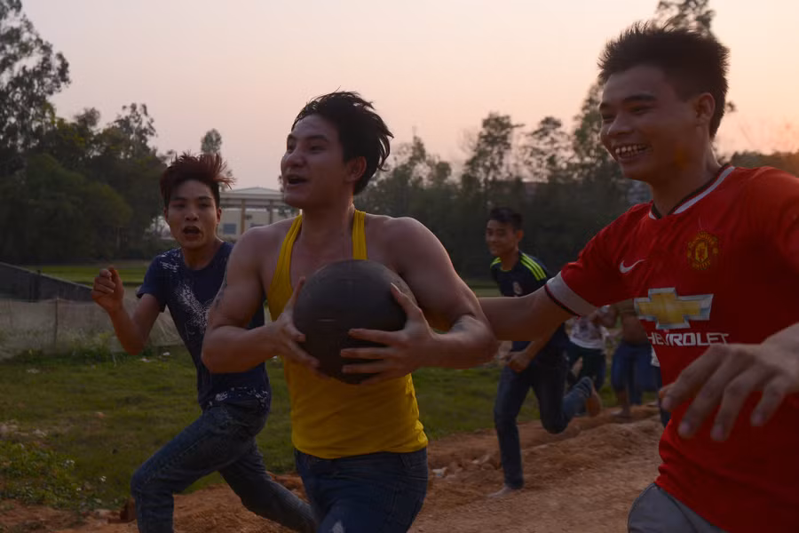 Nguyễn Xuân Cương (26 tuổi, thôn Tây Hạ) là một trong số ít người cướp được quả phết và chạy băng băng về làng. Tuy nhiên, sau đó anh bị người khác giành lại trong chớp mắt.