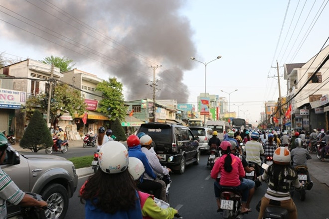 Đứng xa hàng cây số cũng thấy cột khói bốc lên