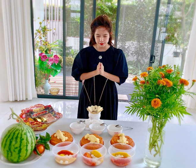 Cận cảnh mâm cỗ cúng ông Công ông Táo của Lý Hải, Minh Hà và loạt sao Việt