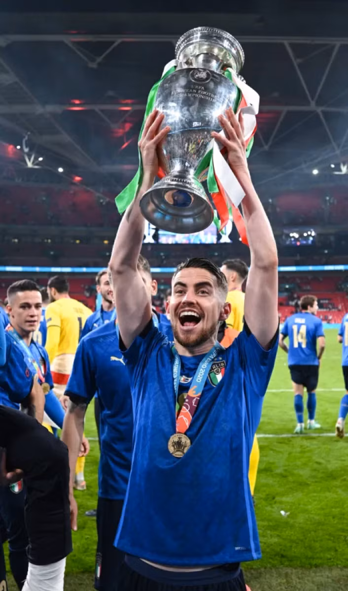 Jorginho kết thúc một mùa giải tuyệt vời với chức vô địch EURO 2020 cùng tuyển Italia.
