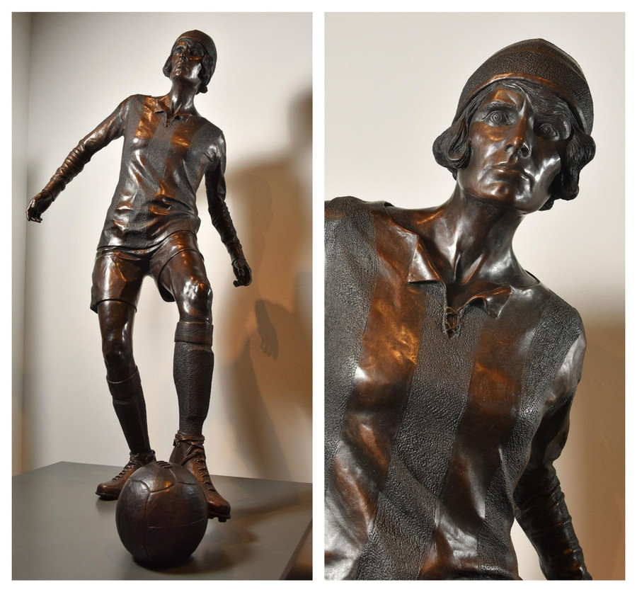 Tượng Lily Parr - cầu thủ huyền thoại của đội bóng nữ Dick, Kerr Ladies, tại Bảo tàng Bóng đá Quốc gia Anh.