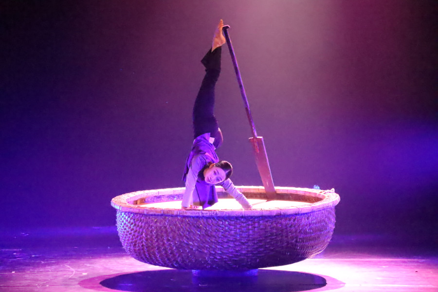 Thí sinh Vũ Thị Huệ với tác phẩm 'Chòng chành', giải Nhì múa dân gian. Ảnh: Thanh Hoa.