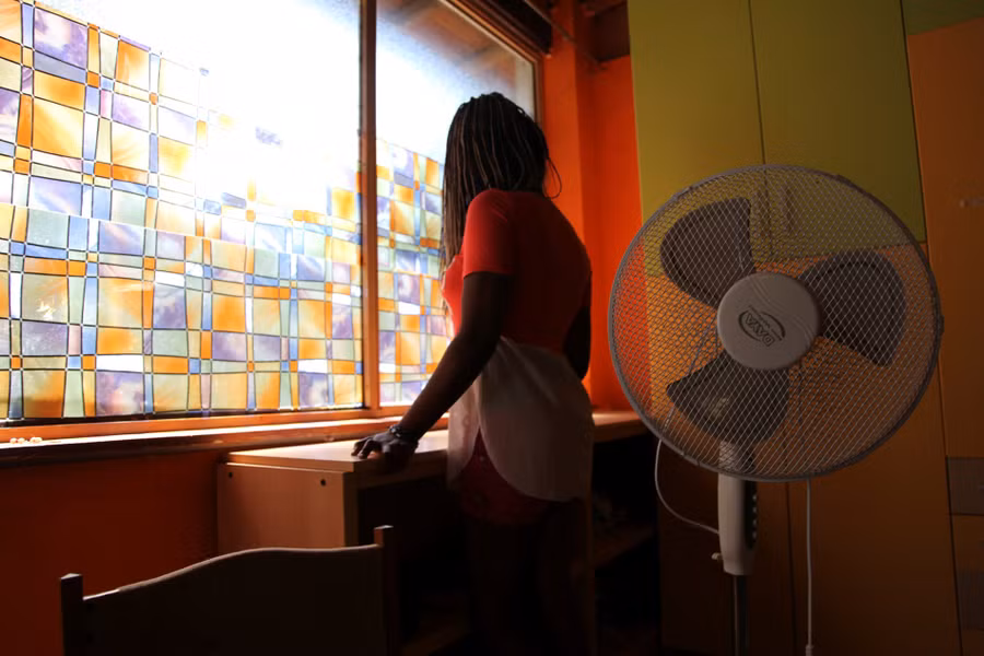 Một phụ nữ Nigeria được bảo vệ trong trung tâm hỗ trợ nạn nhân buôn bán tình dục ở Italy.