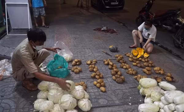 Hàng hóa sau khi tiếp nhận sẽ được các thành viên tổ Covid cộng đồng phân chia ra gói nhỏ để đem đến từng hộ gia đình.