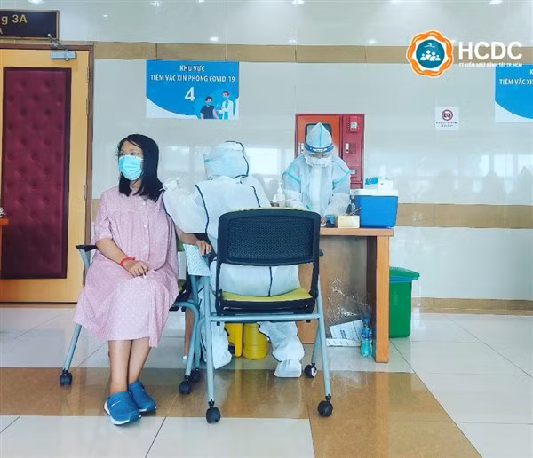 Vắc-xin phòng Covid-19 không gây nguy hại cho trẻ đang bú mẹ. Ảnh: Trung tâm Kiểm soát Bệnh tật TP Hồ Chí Minh (HCDC). 
