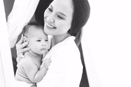 Dau den phat sot vi tac tia sua, MC xinh dep van quyet cho con bu me - Anh 3