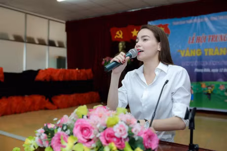 Ho Ngoc Ha ngoi pha, vuot duong xa de trao qua trung thu cho tre em Can Tho - Anh 4
