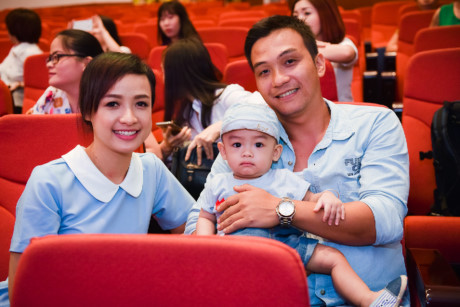 Vợ chồng Lê Bê La đưa con trai đi cúng Tổ nghề - Ảnh 4 Vo chong Le Be La dua con trai di cung To nghe - Anh 4