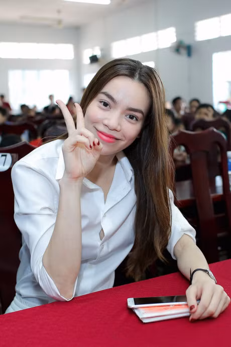 Ho Ngoc Ha ngoi pha, vuot duong xa de trao qua trung thu cho tre em Can Tho - Anh 3