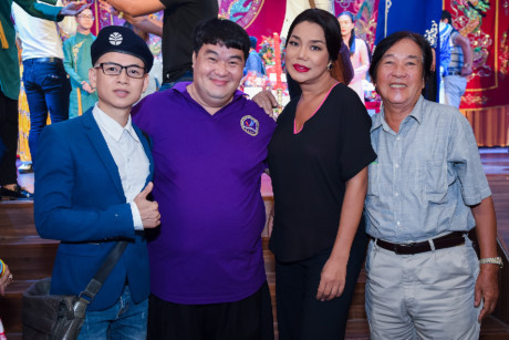 Vợ chồng Lê Bê La đưa con trai đi cúng Tổ nghề - Ảnh 7 Vo chong Le Be La dua con trai di cung To nghe - Anh 7