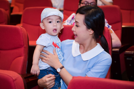 Vợ chồng Lê Bê La đưa con trai đi cúng Tổ nghề - Ảnh 5 Vo chong Le Be La dua con trai di cung To nghe - Anh 5