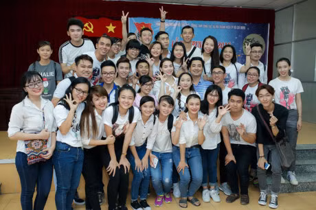 Ho Ngoc Ha ngoi pha, vuot duong xa de trao qua trung thu cho tre em Can Tho - Anh 10