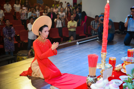 Vợ chồng Lê Bê La đưa con trai đi cúng Tổ nghề - Ảnh 3 Vo chong Le Be La dua con trai di cung To nghe - Anh 3