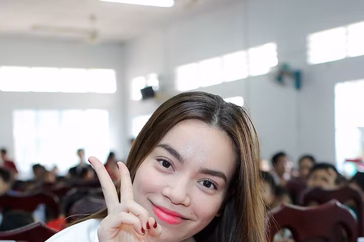 Hồ Ngọc Hà ngồi phà, vượt đường xa để trao quà trung thu cho trẻ em Cần Thơ